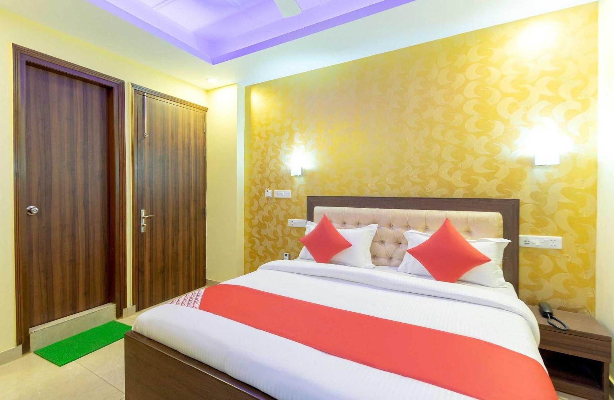 OYO 29932 Hotel R S Plaza New Delhi Exterior foto