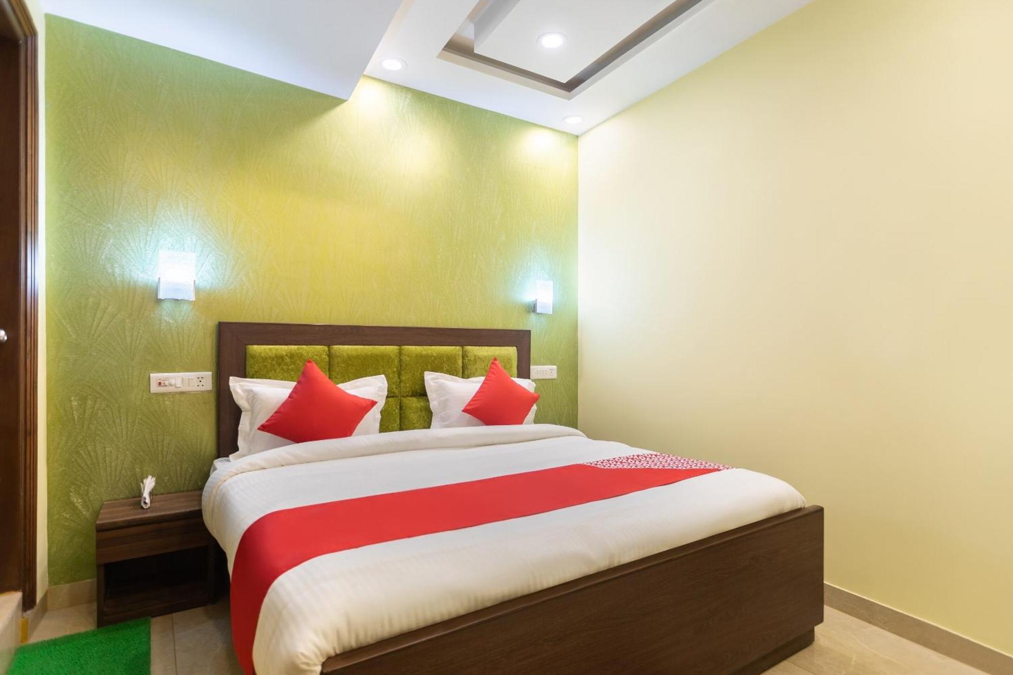 OYO 29932 Hotel R S Plaza New Delhi Exterior foto